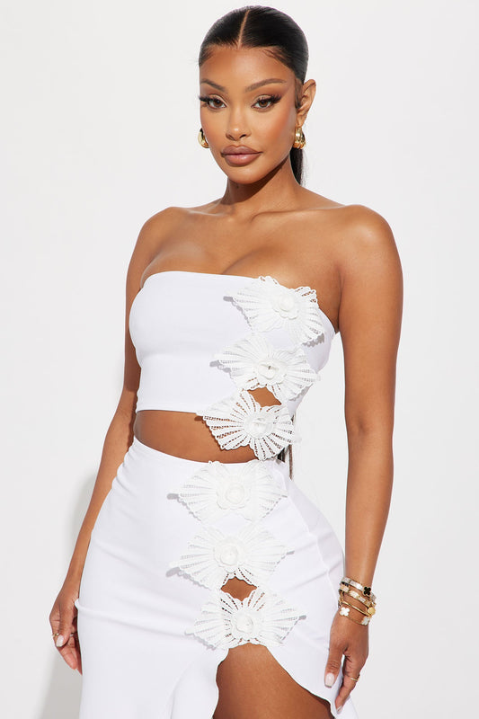 https://cdn.shopify.com/s/files/1/0293/9277/files/05-11-23Studio2_KJ_RL_11-27-30_7_ST40469KWD_White_23707_MP.jpg?v=1684449332